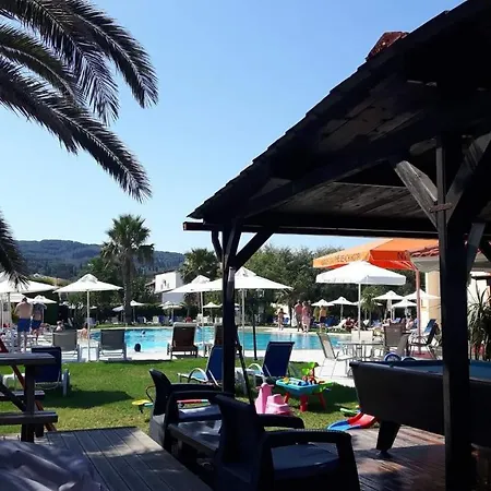 Lägenhetshotell Ninos On The Roda (Corfu)