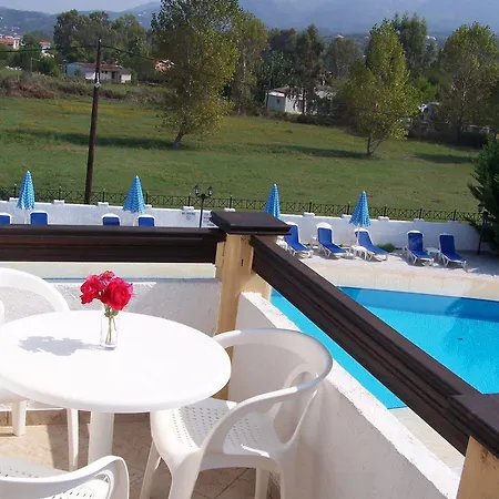 Lägenhetshotell Ninos On The Roda (Corfu)