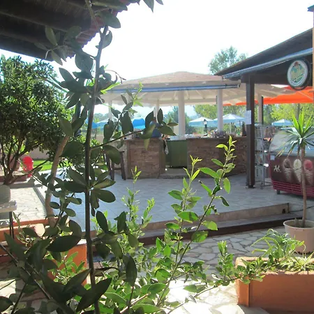 Lägenhetshotell Ninos On The Roda (Corfu)