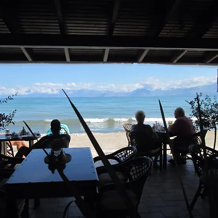 Lägenhetshotell Ninos On The Roda (Corfu)